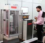 Manutenção de máquinas de ensaio